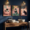 Affiches chat noir dans une salle de bain elegante