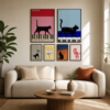 Affiches chat noir accrochees dans un salon