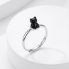 Bague chat noir argentee avec petit chat assis, fond blanc