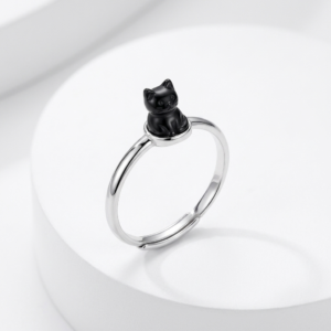 Bague chat noir argentee avec petit chat assis, fond blanc