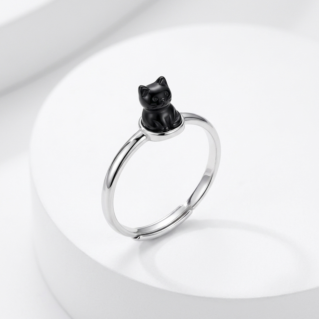 Bague chat noir argentee avec petit chat assis, fond blanc