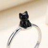 Gros plan macro sur le petit chat de la bague