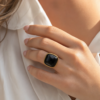 Bague chat noir pierre carree portee