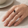 Bague chat noir portee a la main