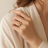 Bague chat noir vintage doree portee