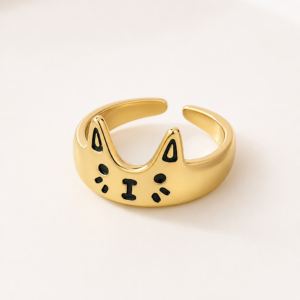 Bague chat noir vintage doree, fond blanc