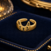 Bague chat noir doree dans un ecrin bleu nuit