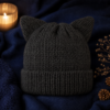 Bonnet chat a oreilles sur fond bleu nuit