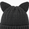 Gros plan sur la maille et les oreilles du bonnet