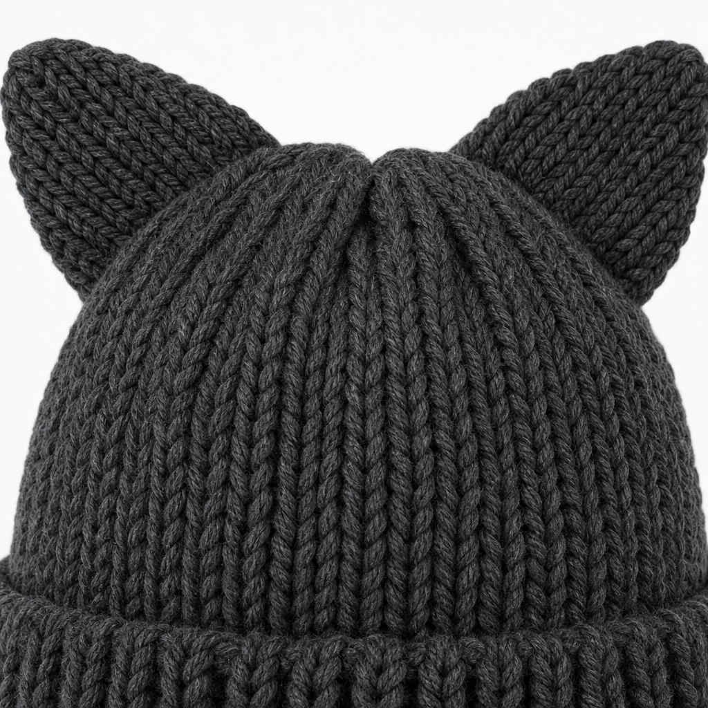 Gros plan sur la maille et les oreilles du bonnet