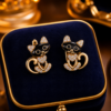 Boucles d oreilles chat noir sur ecrin bleu nuit