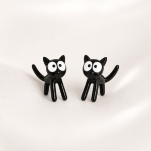 Boucles d oreilles chat noir, paire, fond blanc