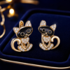 Boucles d oreilles chat noir a pierres sur velours bleu nuit