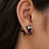Boucle d oreille chat noir portee a l oreille
