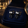 Boucles d oreilles chat noir sur velours bleu nuit