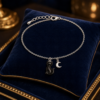 Bracelet chat noir sur un ecrin bleu nuit