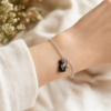Bracelet chat noir porte au poignet