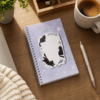 Carnet chat noir sur un bureau avec un cafe