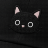 Gros plan sur le chat brode de la casquette