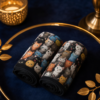 Chaussettes chat noir roulees sur fond bleu nuit