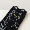 Gros plan sur une chaussette chat noir