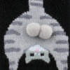 Gros plan sur le pompon des chaussettes chat noir