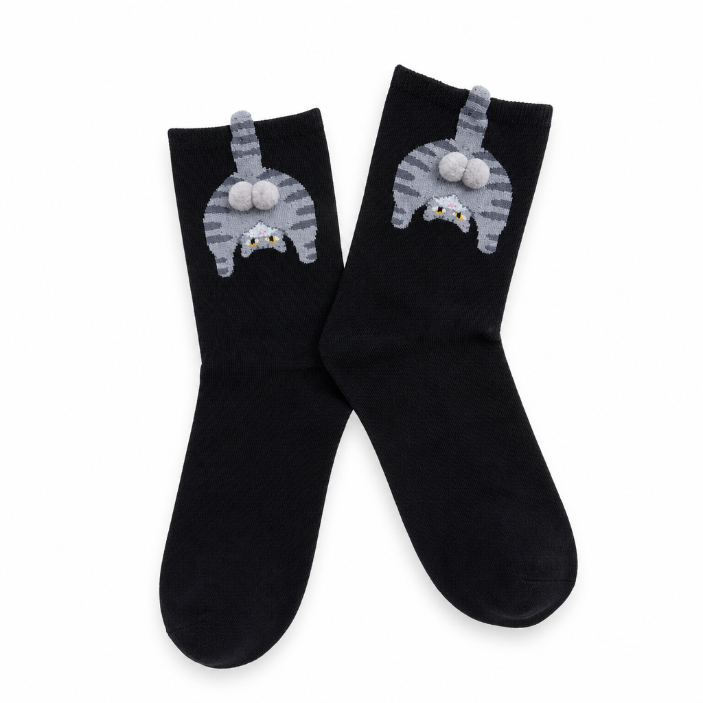Chaussettes chat noir a pompon, fond blanc