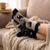 Chaussettes chat noir portees sur un plaid