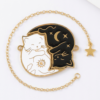 Collier chat noir celeste avec lune et etoiles, fond blanc