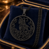 Collier chat noir fleuri sur ecrin bleu nuit