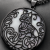 Gros plan sur le medaillon fleuri du collier chat noir