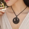 Collier chat noir fleuri porte
