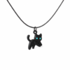Collier chat noir pendentif, fond blanc