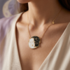 Collier chat noir celeste porte autour du cou