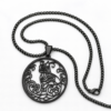 Collier medaillon chat noir ajoure, fond blanc