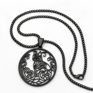 collier-medaillon-chat-noir Collier medaillon chat noir ajoure, fond blanc