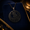 Collier medaillon chat noir sur velours bleu nuit