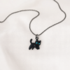 Collier chat noir a pendentif, fond blanc