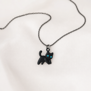 Collier chat noir a pendentif, fond blanc