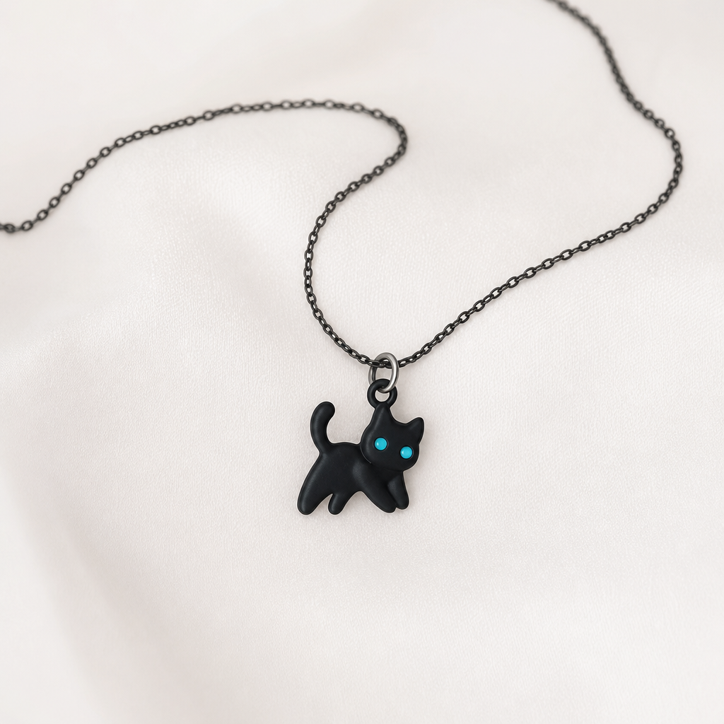 Collier chat noir a pendentif, fond blanc