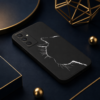 Coque chat noir ailee sur fond bleu nuit