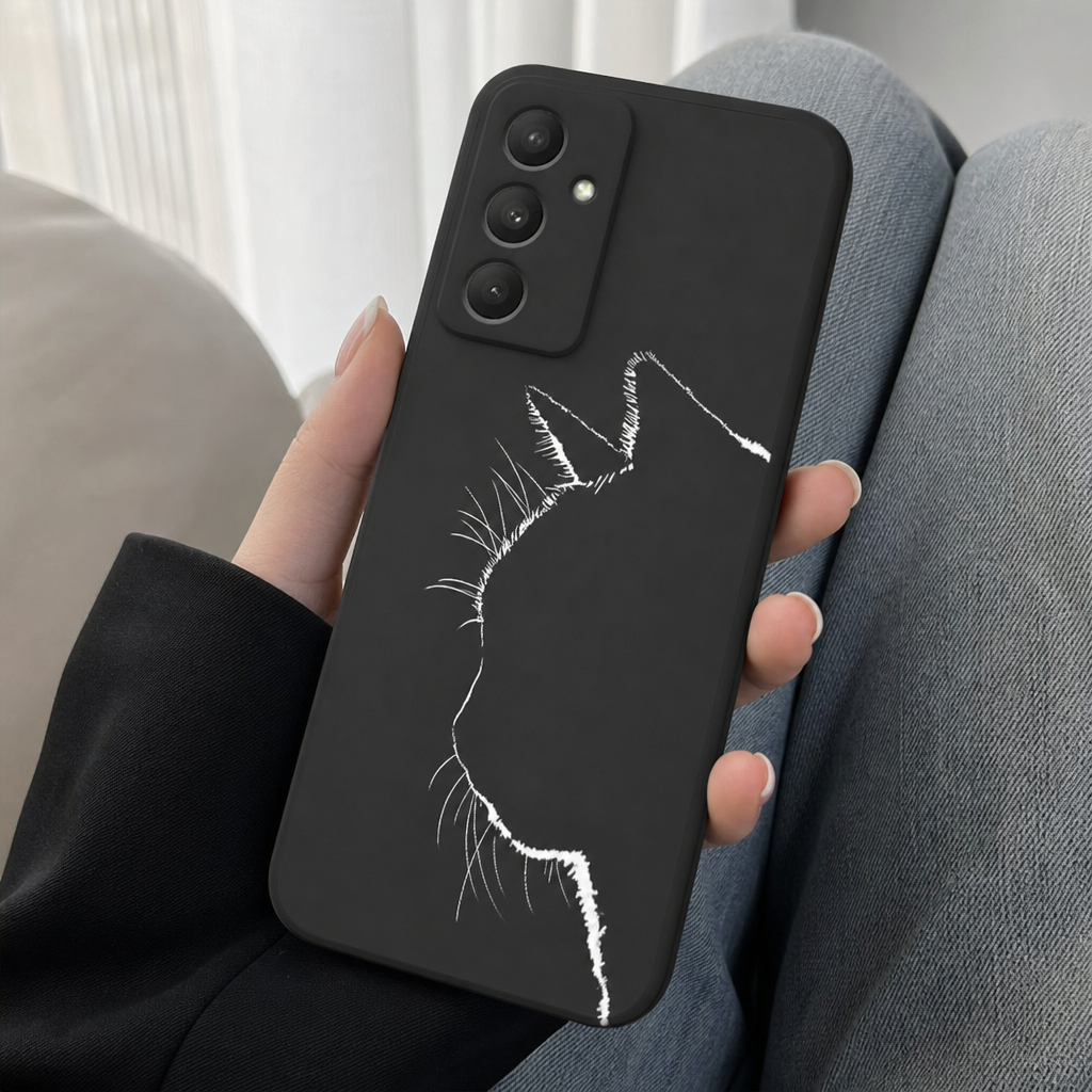 Coque chat noir ailee tenue en main