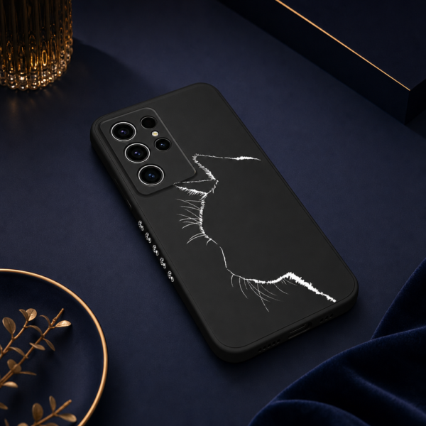 Coque chat noir sur fond bleu nuit