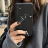 Coque chat noir eclair tenue en main
