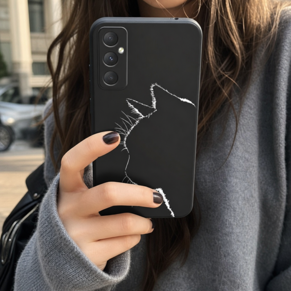 Coque chat noir eclair tenue en main