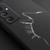 Gros plan sur le motif chat et eclair de la coque