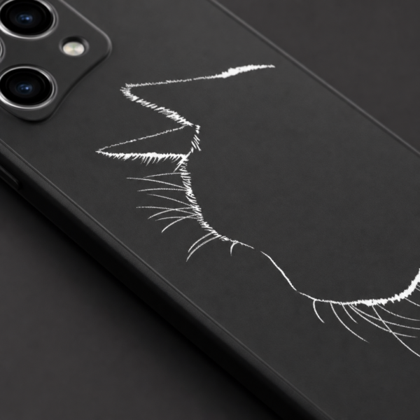 Gros plan sur le motif chat de la coque