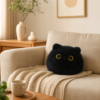Coussin chat noir sur un canape cosy