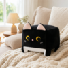 Coussin chat noir kawaii sur un canape cosy