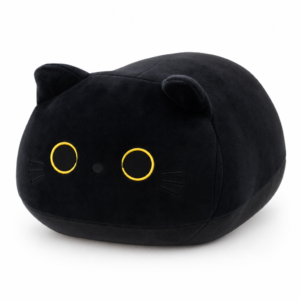 Coussin chat noir moelleux, fond blanc